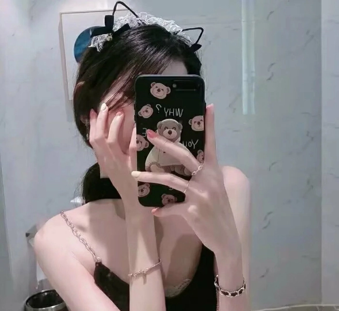 Hình gái đẹp che mặt bằng điện thoại cuốn hút