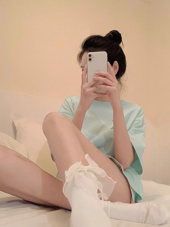 Hình gái xinh che mặt bằng điện thoại tóc dài