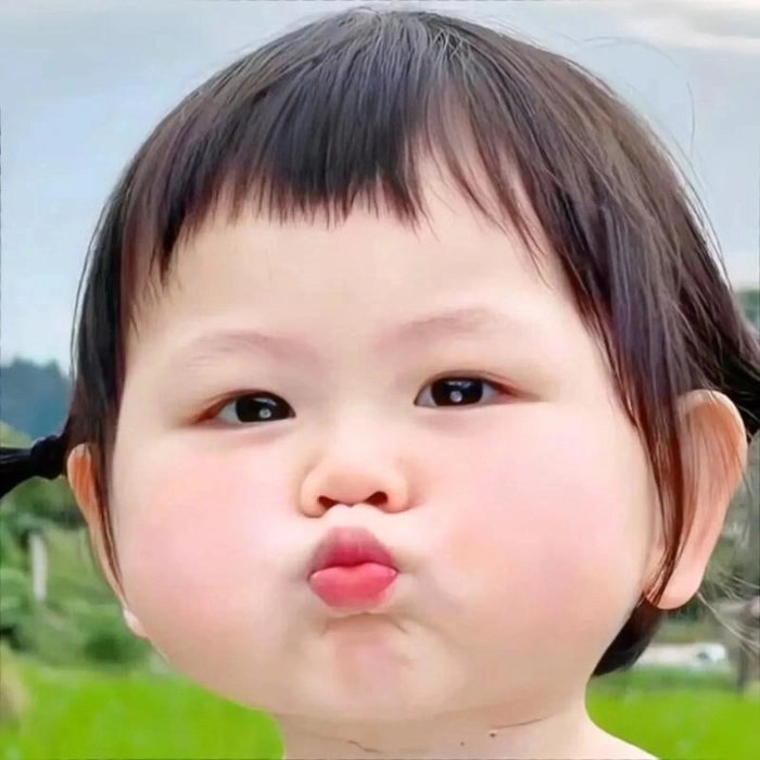 Meme em bé cute gương mặt cười tỏa sáng