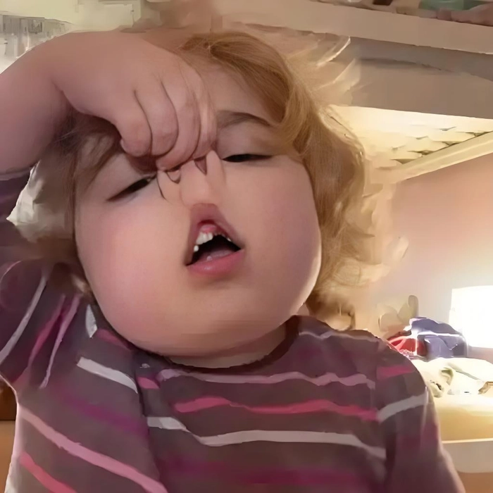 Meme em bé dễ thương khoảnh khắc đời thường
